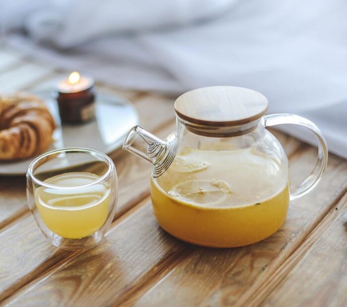 قوری پیرکس دربامبو شیشه‌ای مقاوم حرارت در سه سایز ۱۰۰۰، ۱۵۰۰ و ۱۹۰۰ سی‌سی مناسب دم‌آوری چای و دمنوش