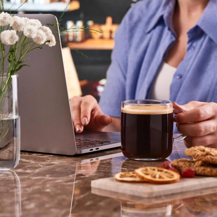 ماگ ایکونیک پاشاباغچه کد 55192 ساخته شده از بلور شفاف مقاوم، مناسب نوشیدنیهای گرم و سرد