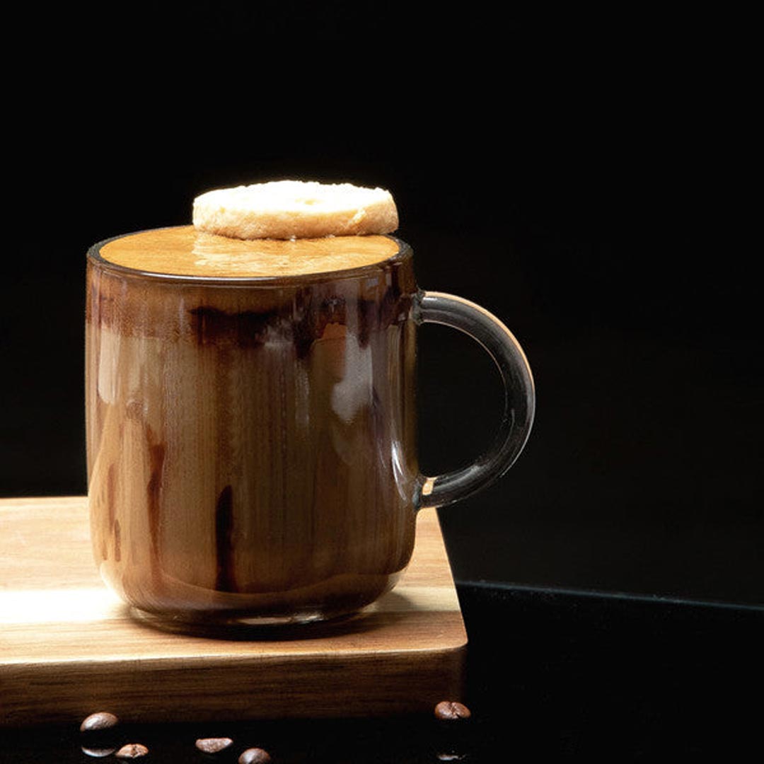 ماگ ایکونیک پاشاباغچه کد 55192 ساخته شده از بلور شفاف مقاوم، مناسب نوشیدنی‌های گرم و سرد