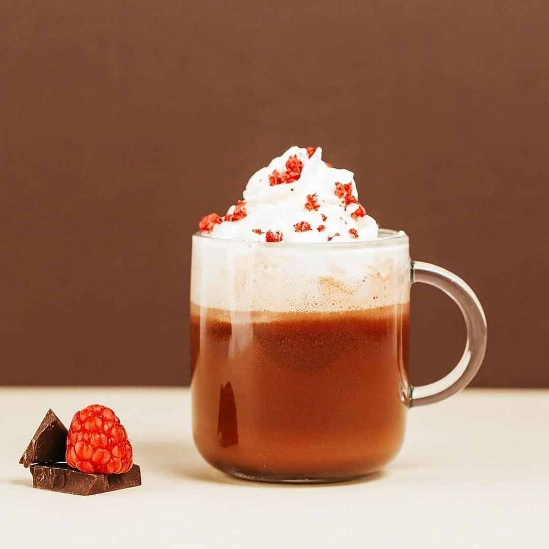 ماگ ایکونیک پاشاباغچه کد 55192 ساخته شده از بلور شفاف مقاوم، مناسب نوشیدنی‌های گرم و سرد