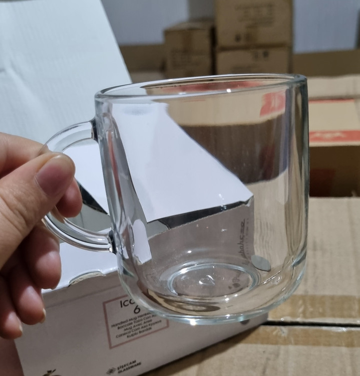 ماگ ایکونیک پاشاباغچه کد 55192 ساخته شده از بلور شفاف مقاوم، مناسب نوشیدنیهای گرم و سرد