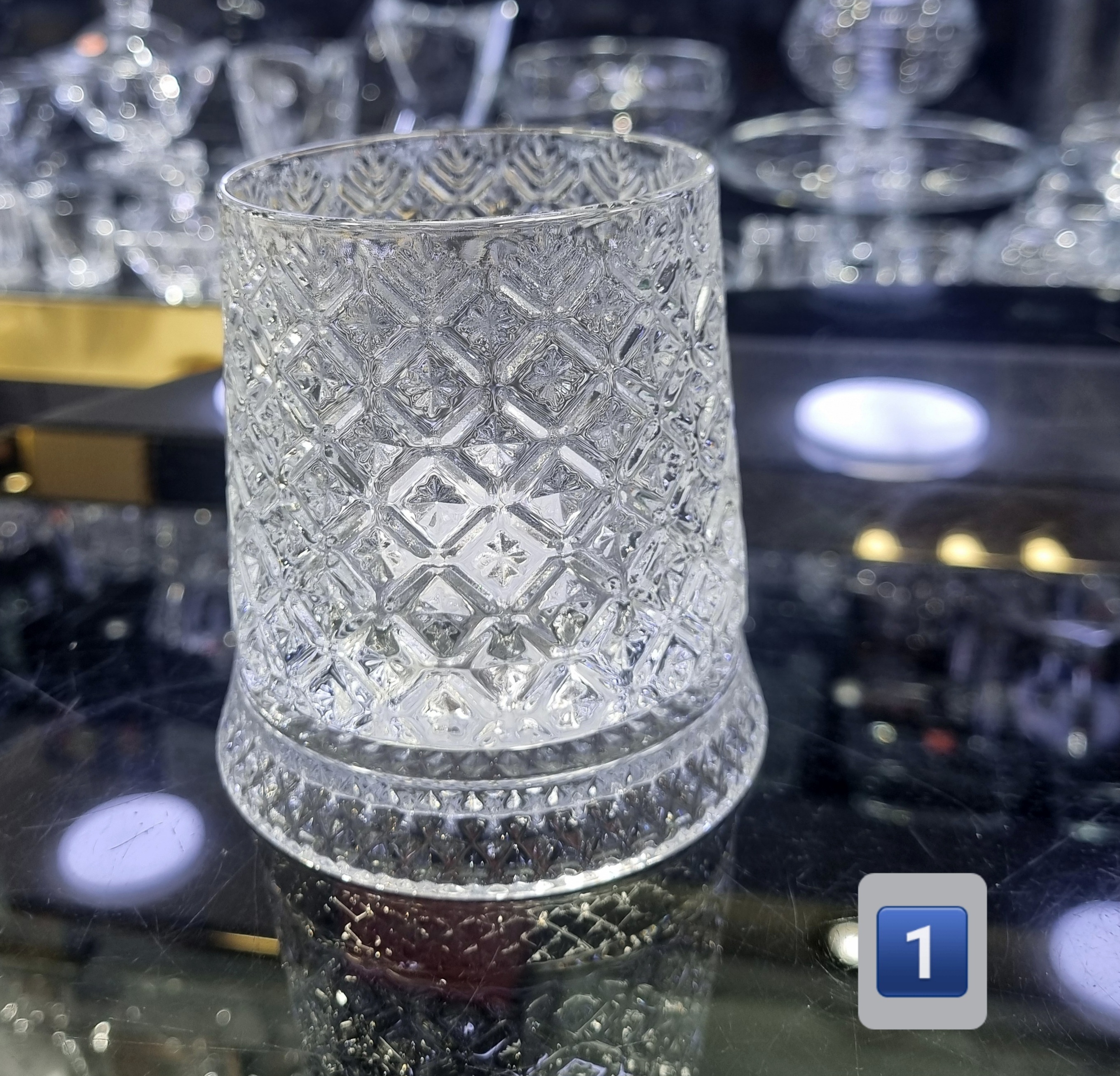 لیوان چرخشی کف شیشه‌ای لوکس مناسب پذیرایی