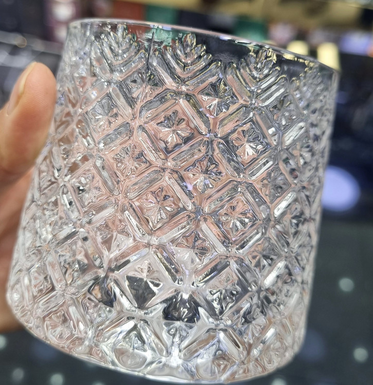 خرید لیوان چرخشی کف شیشهای با طراحی لوکس و مقاوم. مناسب پذیرایی لاکچری و کافیشاپها. ارسال سریع به سراسر کشور از فروشگاه کریستال کاشفی.