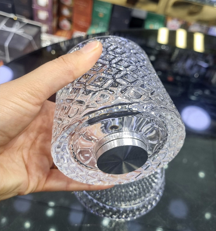 خرید لیوان چرخشی کف شیشهای با طراحی لوکس و مقاوم. مناسب پذیرایی لاکچری و کافیشاپها. ارسال سریع به سراسر کشور از فروشگاه کریستال کاشفی.