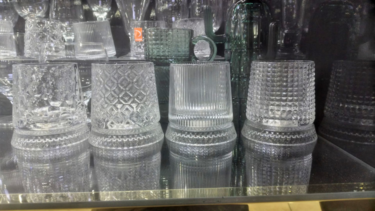 خرید لیوان چرخشی کف شیشهای با طراحی لوکس و مقاوم. مناسب پذیرایی لاکچری و کافیشاپها. ارسال سریع به سراسر کشور از فروشگاه کریستال کاشفی.