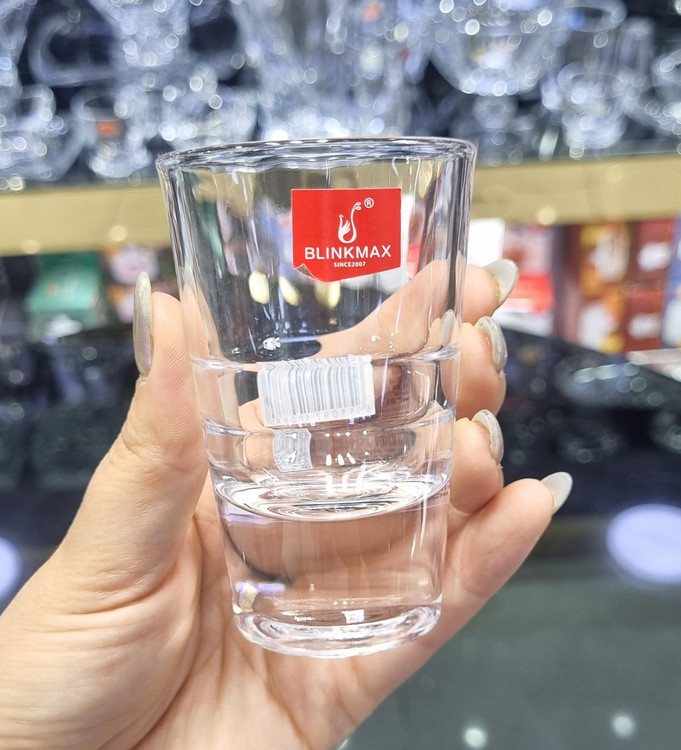 شات بلور وارداتی Blink Max 1511 روی میز پذیرایی