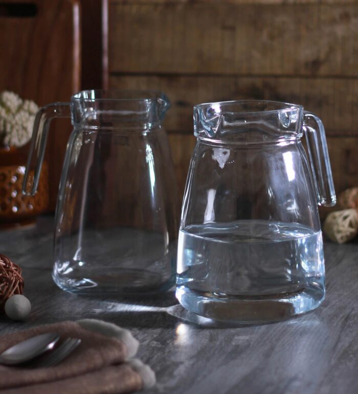 پارچ شیشه‌ای کار پاشاباغچه مدل Carre کد 43028 با ظرفیت 1800 میلی‌لیتر، ساخته شده از بلور شفاف ترکیه‌ای