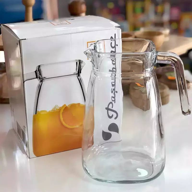 پارچ شیشه‌ای کار پاشاباغچه مدل Carre کد 43028 با ظرفیت 1800 میلی‌لیتر، ساخته شده از بلور شفاف ترکیه‌ای