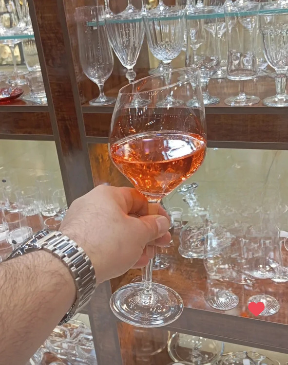 گیلاس خوری کریستالی دستساز مدل اریب با طراحی زاویهدار و شفافیت بالا