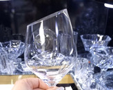 نمای نزدیک گیلاس کریستالی مدل اریب مناسب نوشیدنی و پذیرایی لوکس