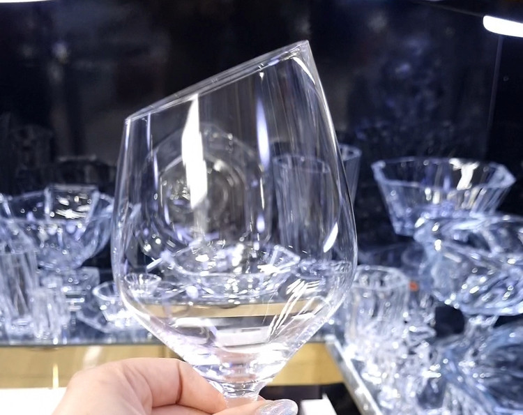 نمای نزدیک گیلاس کریستالی مدل اریب مناسب نوشیدنی و پذیرایی لوکس