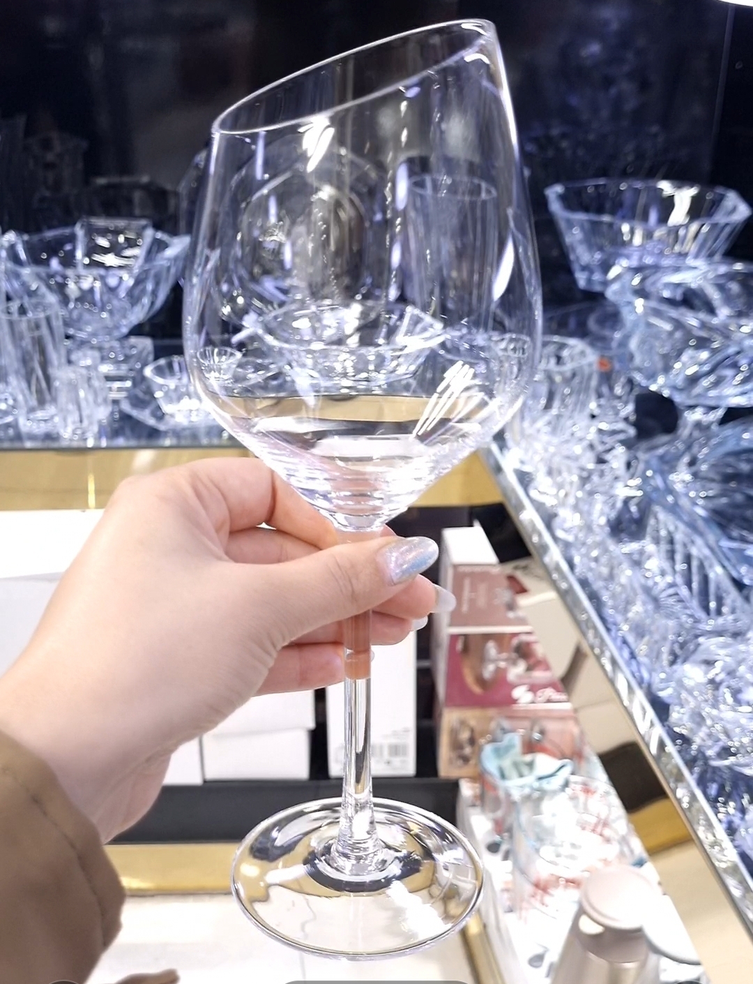 گیلاس اریب کریستالی روی میز پذیرایی چیدمان شیک