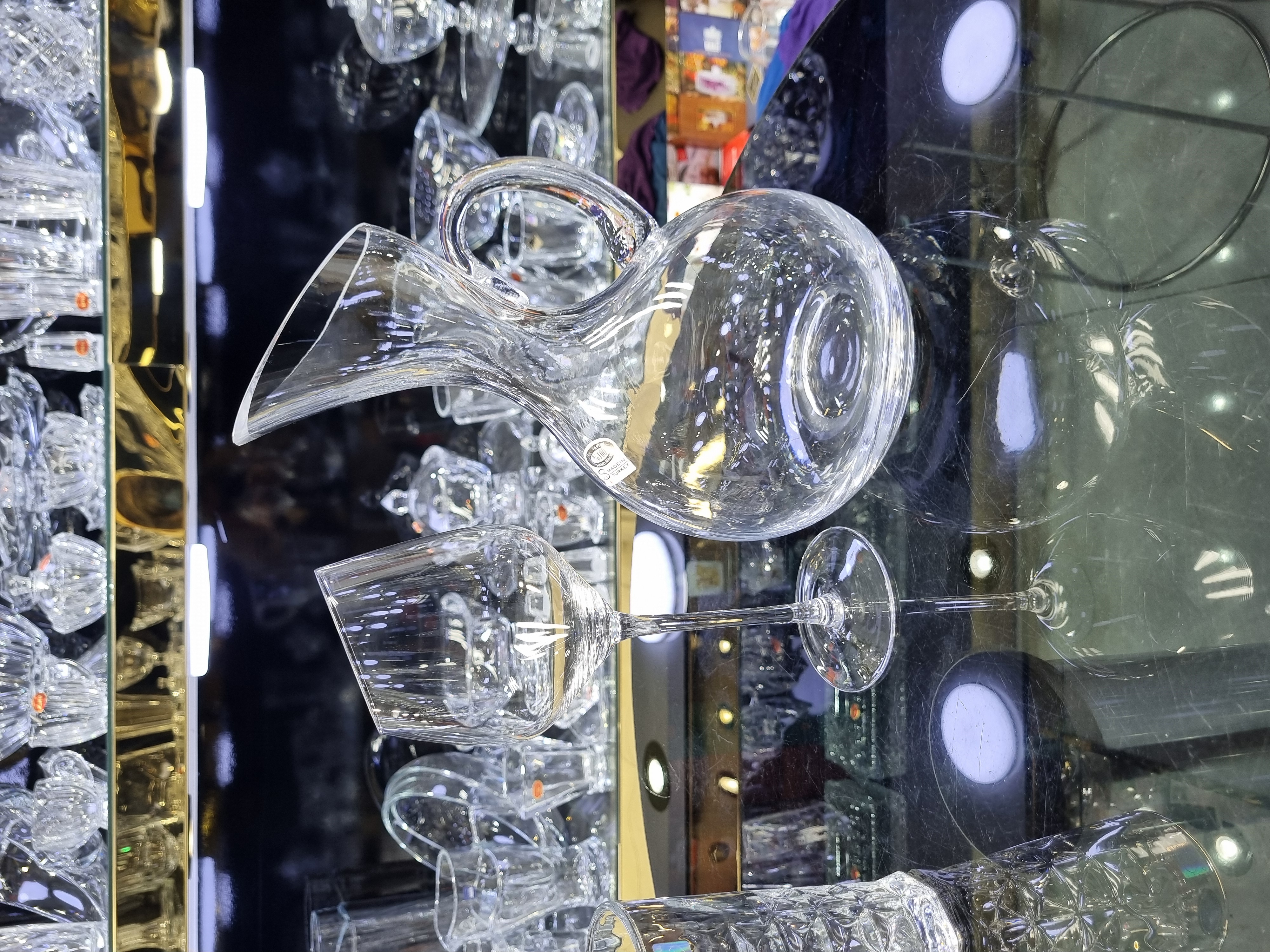 گیلاس اریب کریستالی روی میز پذیرایی چیدمان شیک