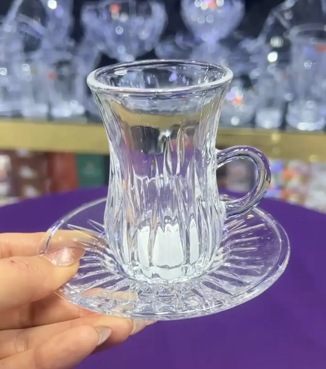 alt: استکان نعلبکی دسته دار وارداتی طرح ۱ – بلور شفاف و تراش عمودی