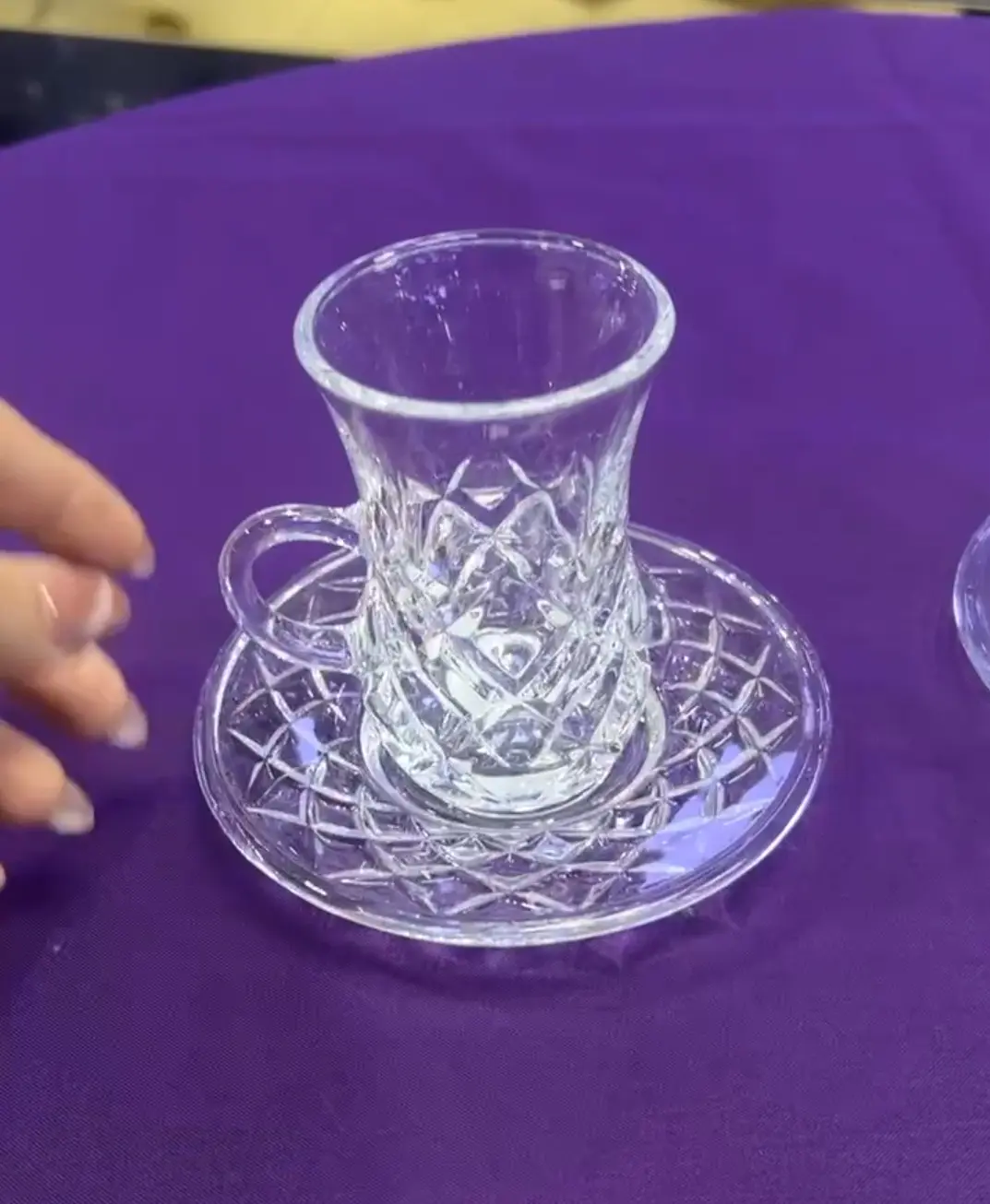 استکان نعلبکی دسته دار وارداتی طرح ۳ – تراش لوزی کلاسیک و مناسب پذیرایی