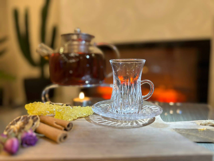 alt: استکان نعلبکی دسته دار وارداتی طرح ۱ – بلور شفاف و تراش عمودی