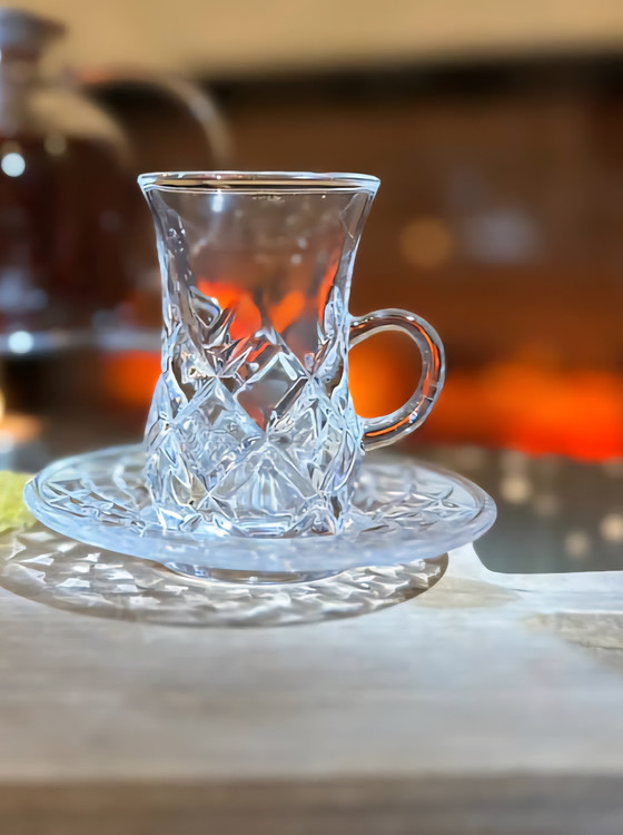 استکان نعلبکی دسته دار وارداتی طرح ۳ – تراش لوزی کلاسیک و مناسب پذیرایی