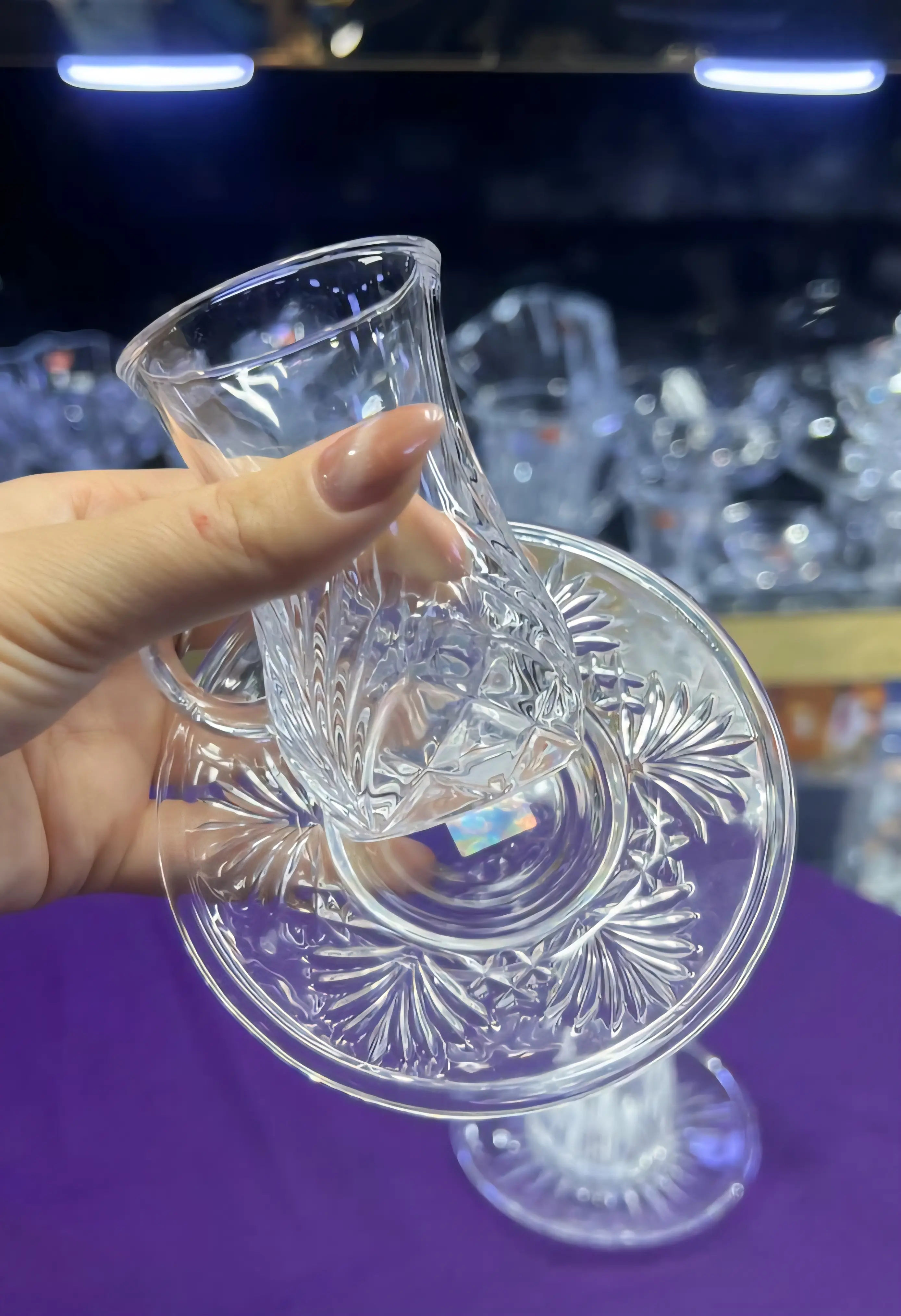 alt: استکان نعلبکی دسته دار وارداتی طرح ۱ – بلور شفاف و تراش عمودی